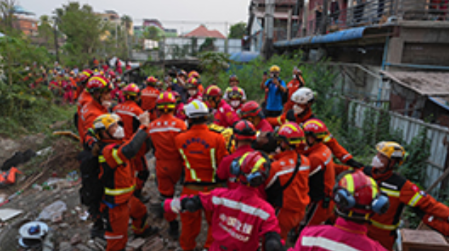 中国国际救援队在缅甸曼德勒城区多地持续展开救援